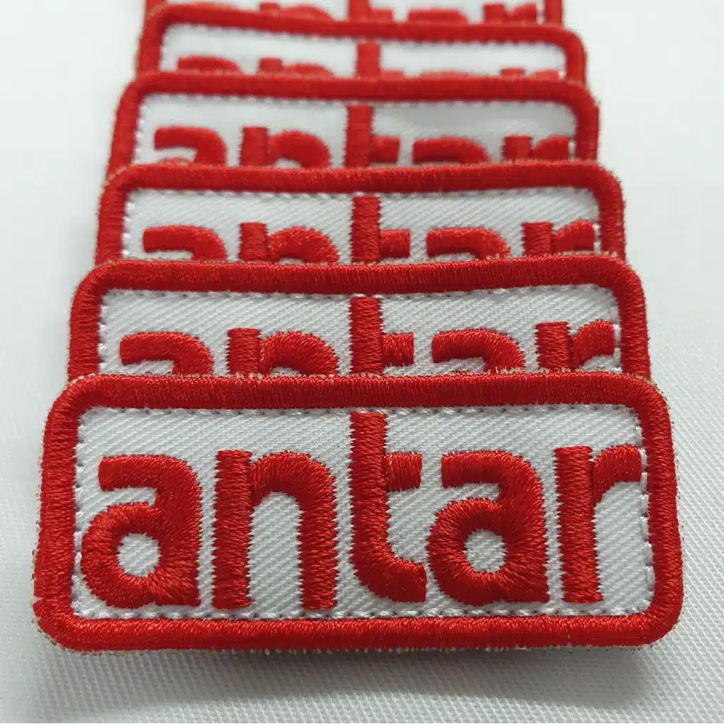 Écusson
Un patch robuste et esthétique pour vêtements et équipements.